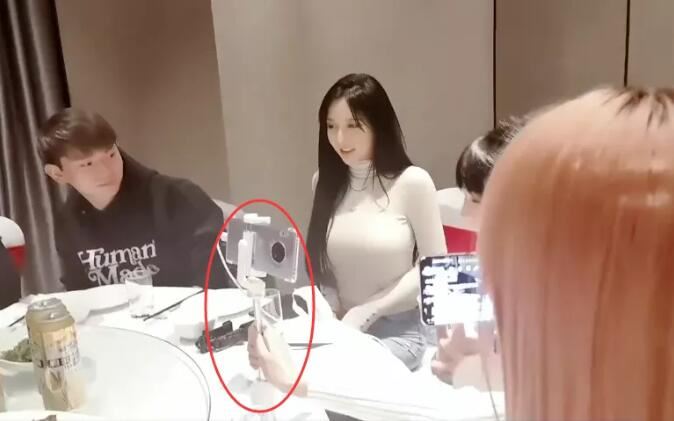 斗鱼七煌公会团建，米娜好身材成众主播焦点，摄像头都对着她直播