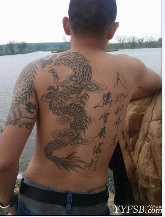 MC舞帝利哥生活照，网红教父利哥于利黑历史，过肩龙纹身照片曝光