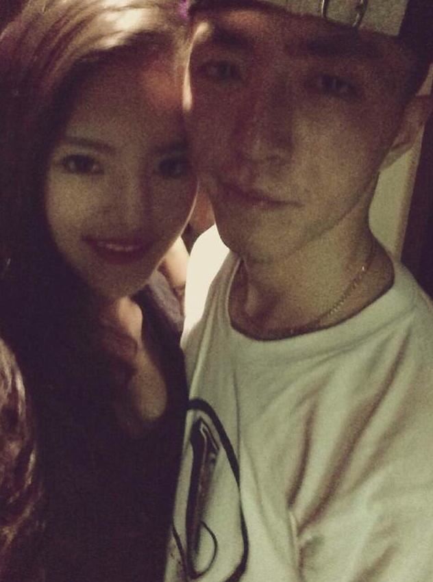 饶舌男歌手jony j 公布恋情 微博晒出和女友亲密合作图片