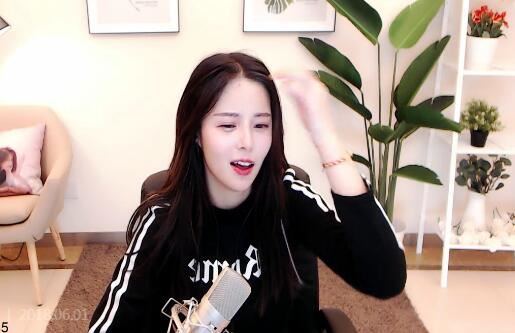 斗鱼主播苏恩个人资料简介 苏恩Olivia直播间微博照片