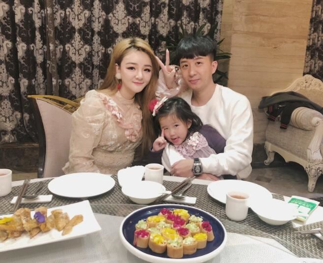 快手娃娃李小美个人资料简介 快手创业达人娃娃姐照片微博图片