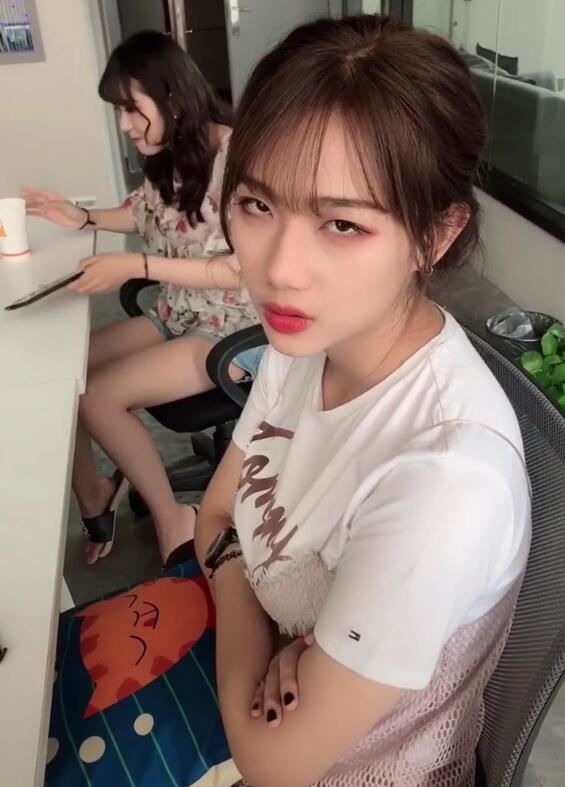 抖音钟婷xo个人资料简介 胡钟婷微博照片个人写真生活照