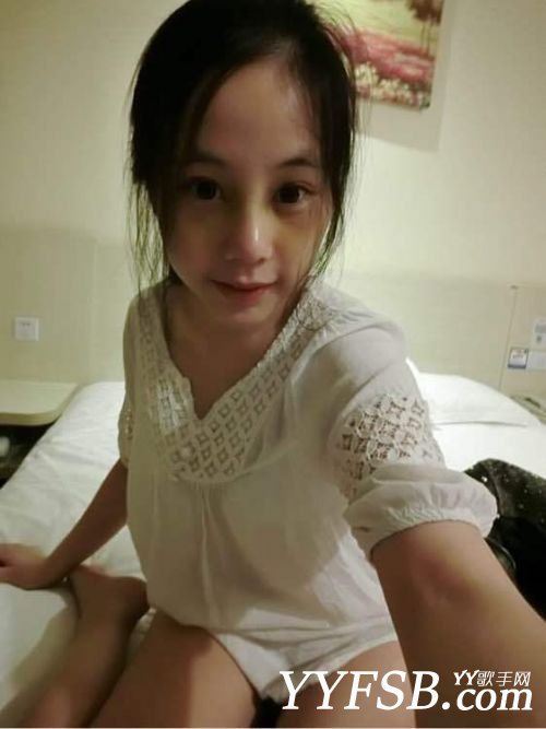 斗鱼tv直播女主播走光露乳晕 性感私照被网友翻出