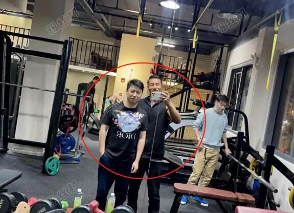 钱小佳复播无望，老婆周赛乐抖音突然开播，称测试人气要做网红了？