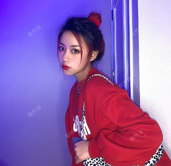 刀小刀sama个人资料简介，因抖音甩头发换装视频爆红，素颜照片壁纸