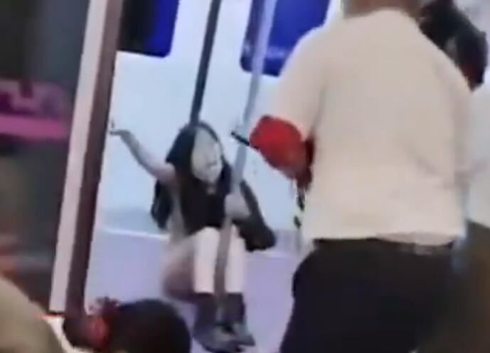 西安地铁拖拽事件：女子被保安拖拽下地铁，女子衣衫不整现场视频