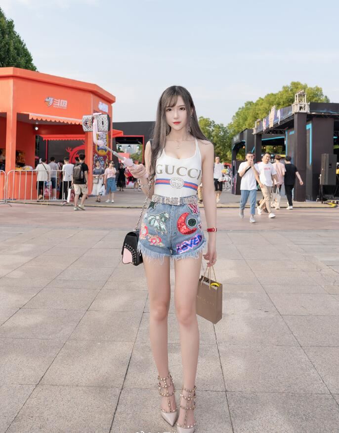 斗鱼主播腐团儿弯腰事件 腐团儿弯腰露出走光送福利险些露点