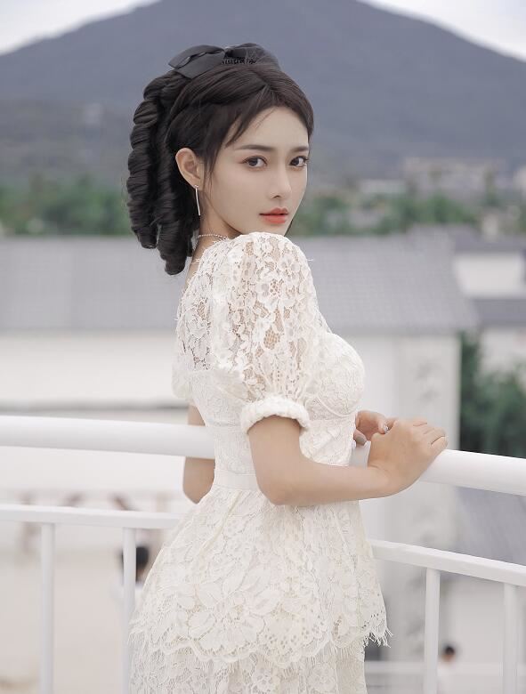 芮甜甜再拍尺度“婚纱照”秀身材，微博更新频率频繁，好奇牵手的是谁？