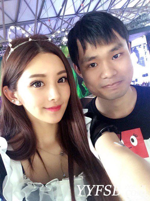 富士康质检员张全蛋与ShowGirl亲密合照