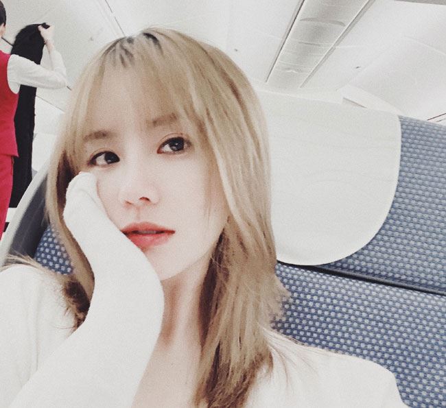 韦神GODV和女友蜜蜂仔结婚，女友mifengaaa照片高颜值，有福气