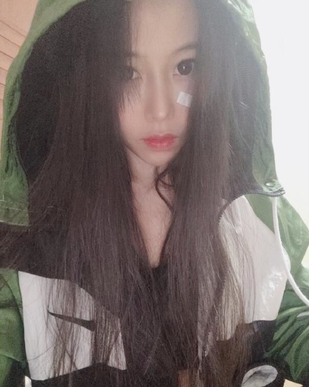 斗鱼三骚卡卡女神回归，在抖音复出开直播，直播现状人气惨淡几个人看