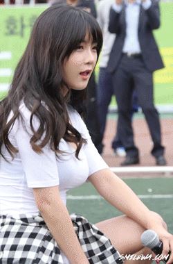 韩国女团Rainbow成员赵贤荣“骑麦克风”