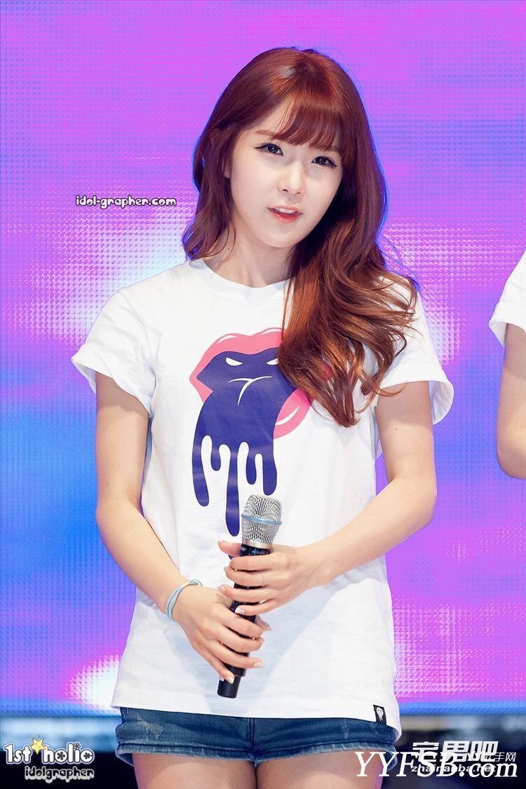 韩国女团Rainbow成员赵贤荣“骑麦克风”