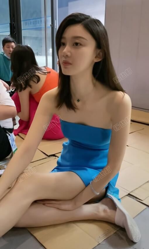 抖音车模张芮尔个人资料简介，最美车模真实身高180，微博福利写真图片