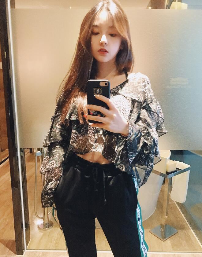 LOL主播Rita冯雨个人资料简介 虎牙Rita小雨桑微博生活照写真图片