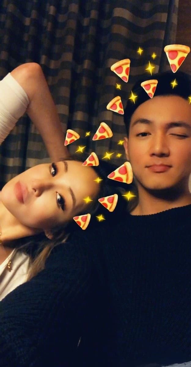 萧亚轩公布恋情新男友黄皓比她小16岁 出道18年已经换17个男友