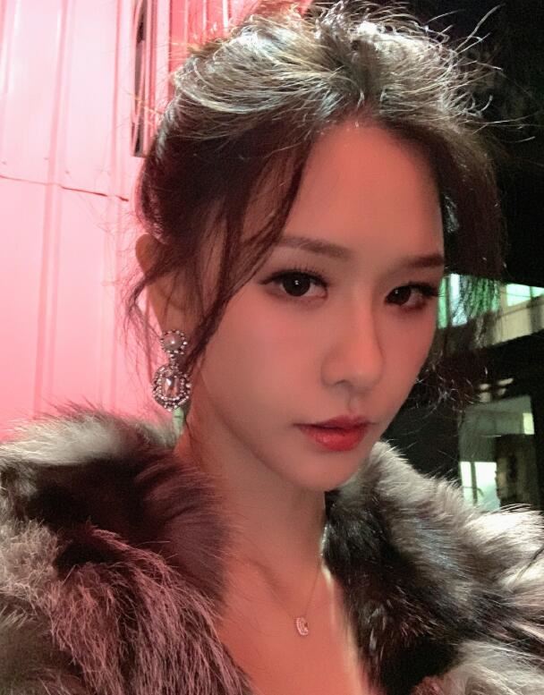 斗鱼阿冷学生时代与男友秀恩爱，社交平台公开叫老公，旧照被曝光