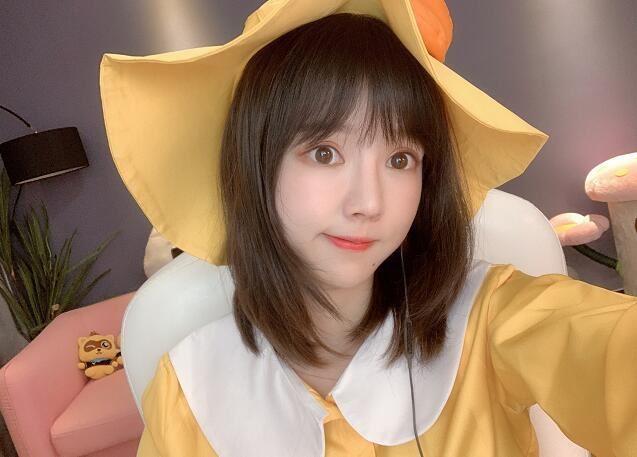 饭思思个人资料简介，抖音YY主播饭思思直播间，饭思思全身照图片