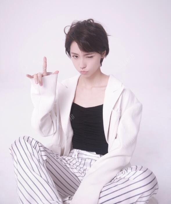 斗鱼成果诸葛大力资料，演员成果微博长发图片，出演爱情公寓5新角色