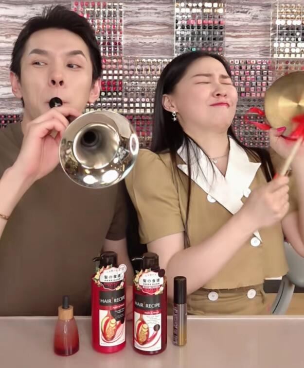 李佳琦直播翻车，女明星金靖穿短衣撩发际线，动作幅度过大走光漏内衣