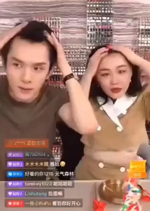 李佳琦直播翻车，女明星金靖穿短衣撩发际线，动作幅度过大走光漏内衣