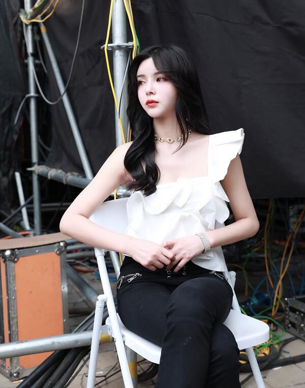 斗鱼女主播苏恩直播走光露点，视频回放中并未被立即封禁，仍与米娜进行互动