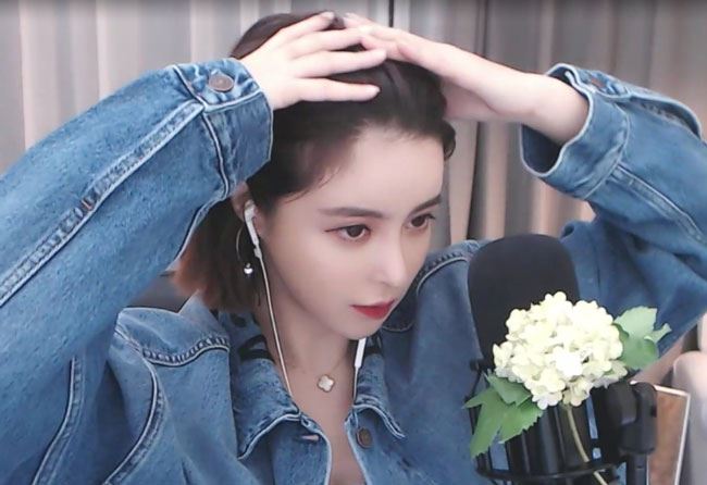 斗鱼女主播苏恩直播走光露点，视频回放中并未被立即封禁，仍与米娜进行互动