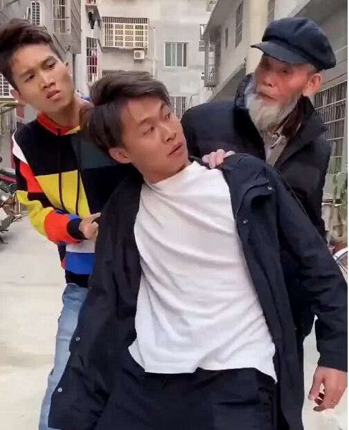 抖音许华升个人资料，公司裁员兄弟各奔东西，转型开工厂卖螺蛳粉