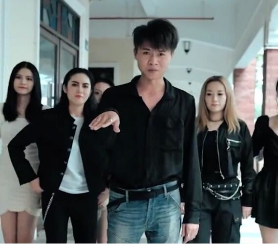 抖音许华升个人资料，公司裁员兄弟各奔东西，转型开工厂卖螺蛳粉