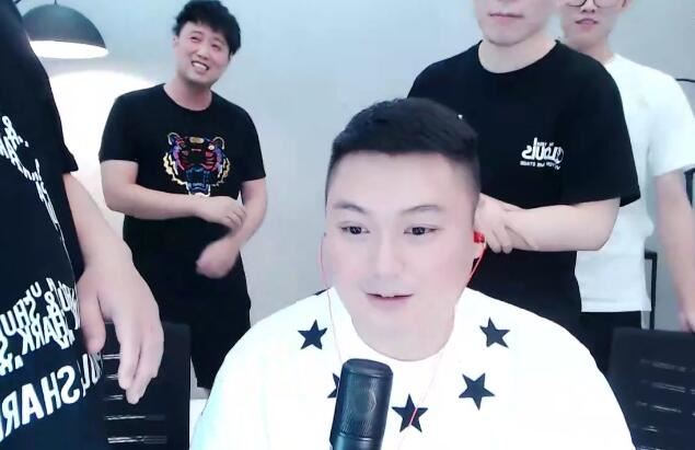 华炬南京分公司开业，熊哥“五音不全”开唱，李先生露出久违笑容