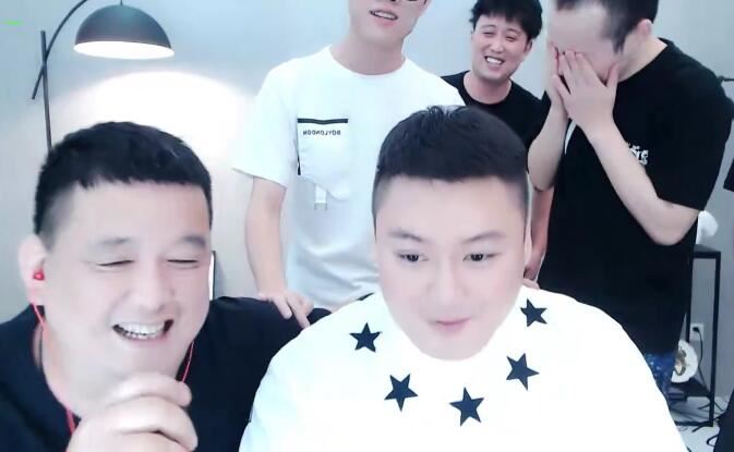 华炬南京分公司开业，熊哥“五音不全”开唱，李先生露出久违笑容