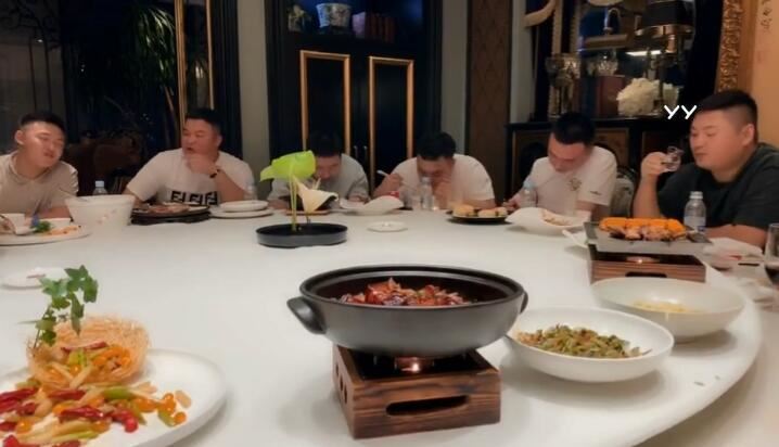 华炬南京分公司开业，熊哥“五音不全”开唱，李先生露出久违笑容