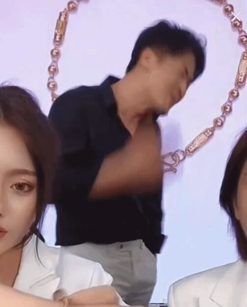 辛巴口误自爆三个女儿，他有结过婚有几个孩子？岩少晒出三个女儿照片