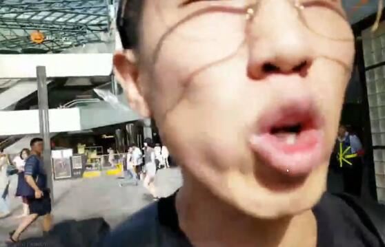斗鱼主播在石250三里屯直播被老人打 真实情况不是他打老人