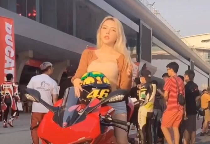 抖音小小鱼露个人资料简介，靠折耳鱼泳池不雅视频走红，尺度性感福利图片