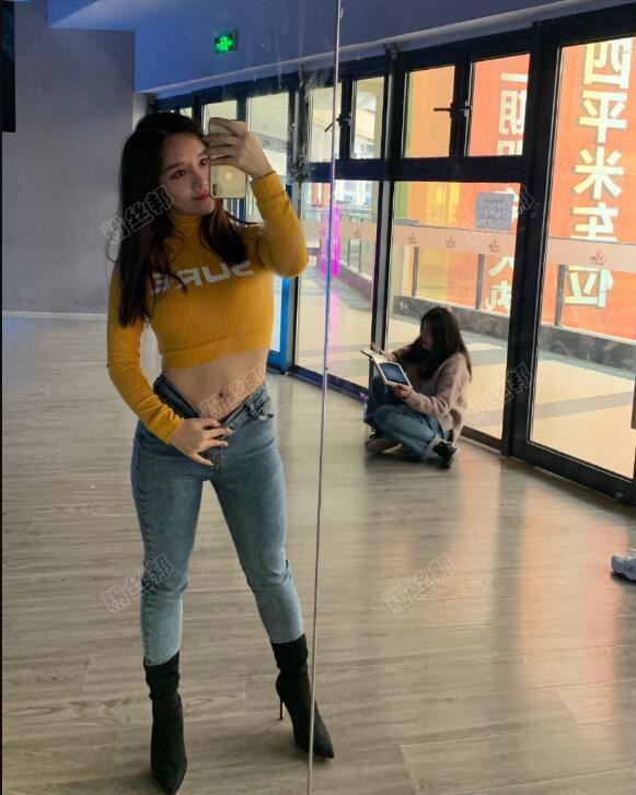 斗鱼粉色小懒懒忘关摄像头遭永封，因为直播换衣服直播，女主播已更换直播间