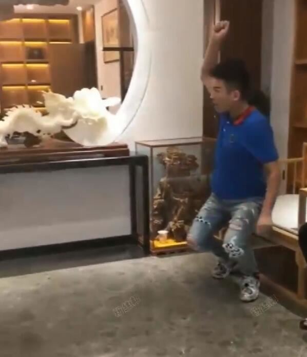 PL妖怪”外站讲述“老利”下跪，网友发下跪图片出处，为拍摄短视频截图