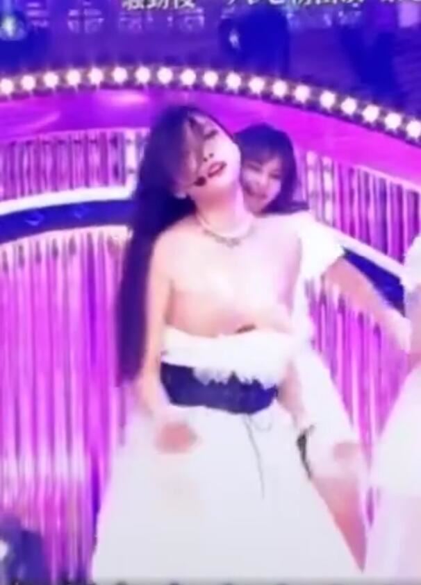 具荷拉裙子掉了图片 跳到一半时裙子就掉下来了，露出半个胸