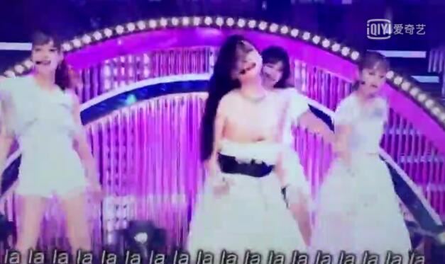 具荷拉裙子掉了图片 跳到一半时裙子就掉下来了，露出半个胸