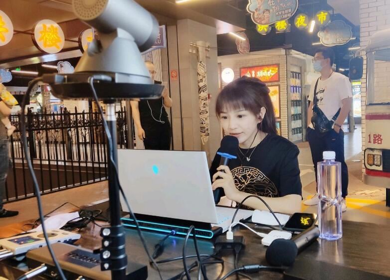 曾因车祸人气下滑，夏可可0续约费续签话社，愿出让抽成换人气