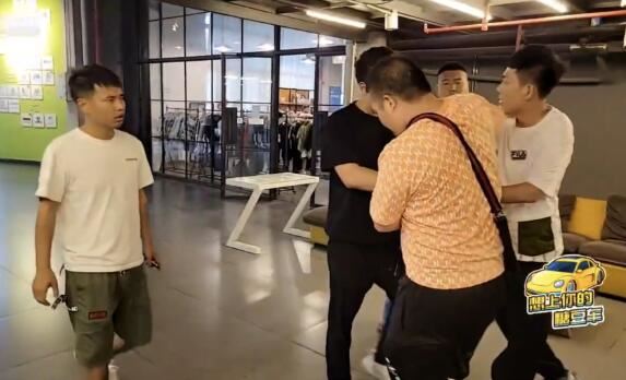 直播间PK发展到现实PK，虎牙集梦志峰文斌在公司打架，最终报警处理
