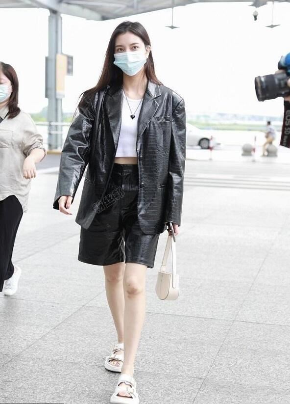 宋妍霏分手后首现身，与张一山分手后首次公开亮相，高冷范十足