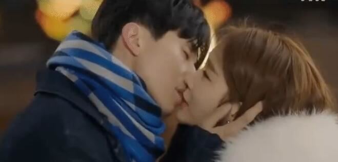 TVN新剧《触及真心》第8集 李栋旭刘荷娜终于亲上了