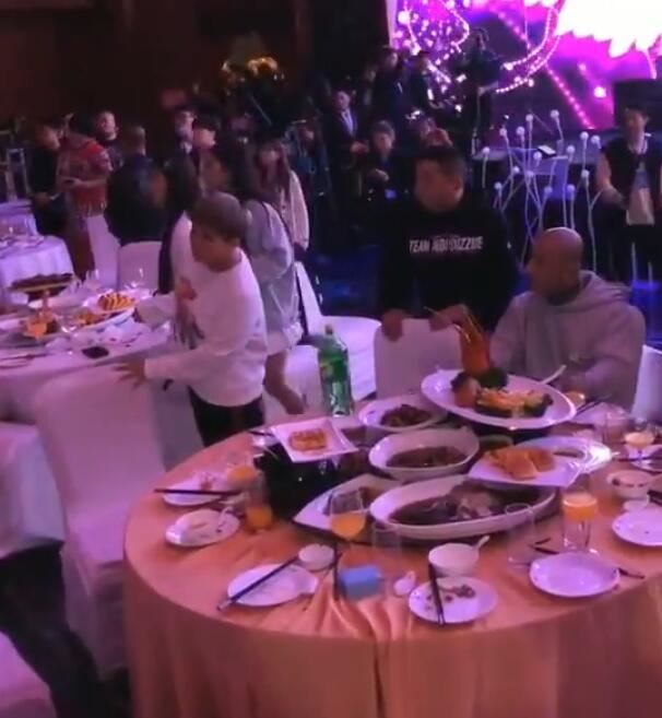 四川可乐活动打架，快手深圳磊磊被爆打，方丈发言“用爷们儿方式解决”