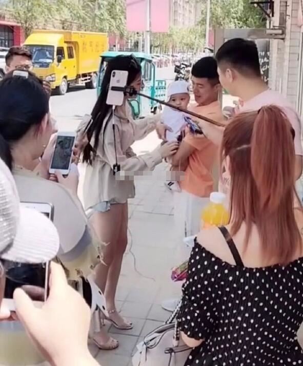 贺仔在河南演出的前女友现身二嫂直播间 竟然为贺仔生了一个女儿