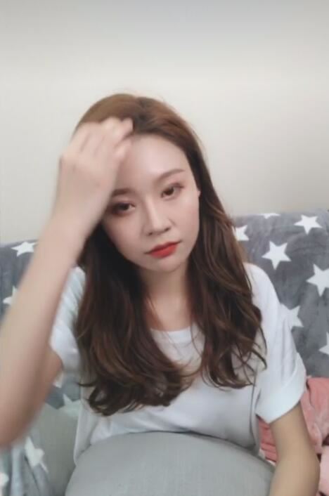 抖音温婉开直播回应黑料 网上的视频不是本人，承认双眼皮是花钱