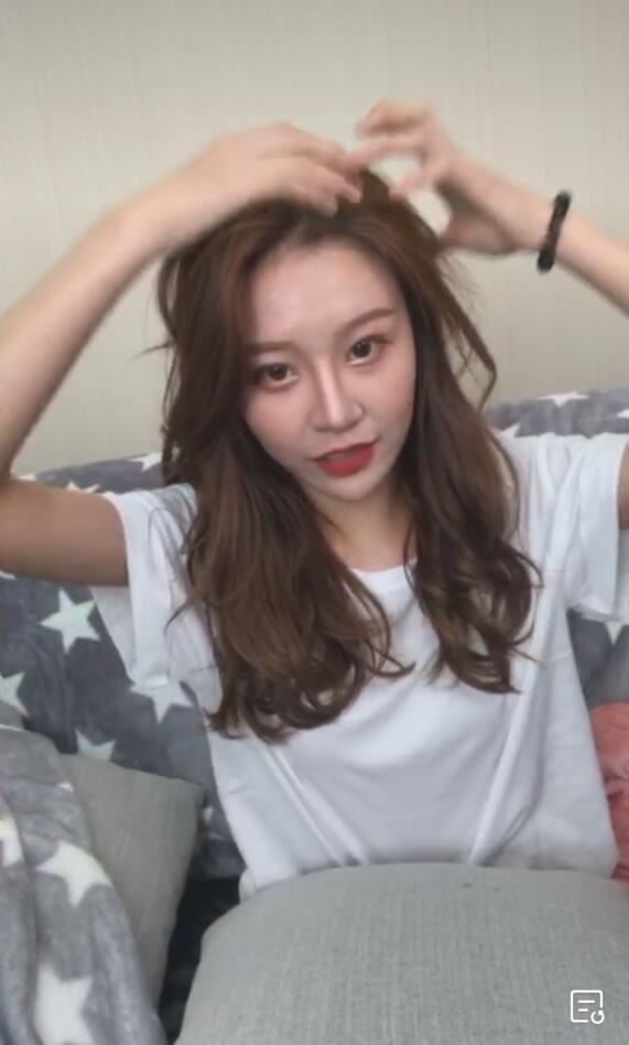 抖音温婉开直播回应黑料 网上的视频不是本人，承认双眼皮是花钱