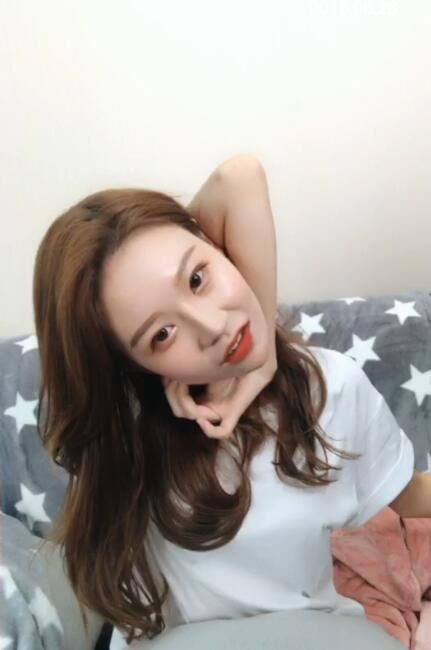 抖音温婉开直播回应黑料 网上的视频不是本人，承认双眼皮是花钱