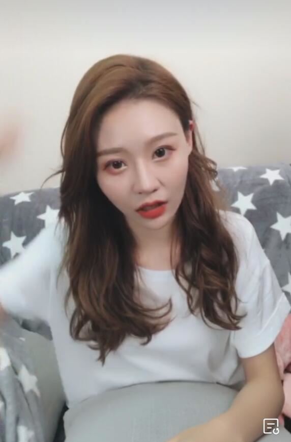 抖音温婉开直播回应黑料 网上的视频不是本人，承认双眼皮是花钱