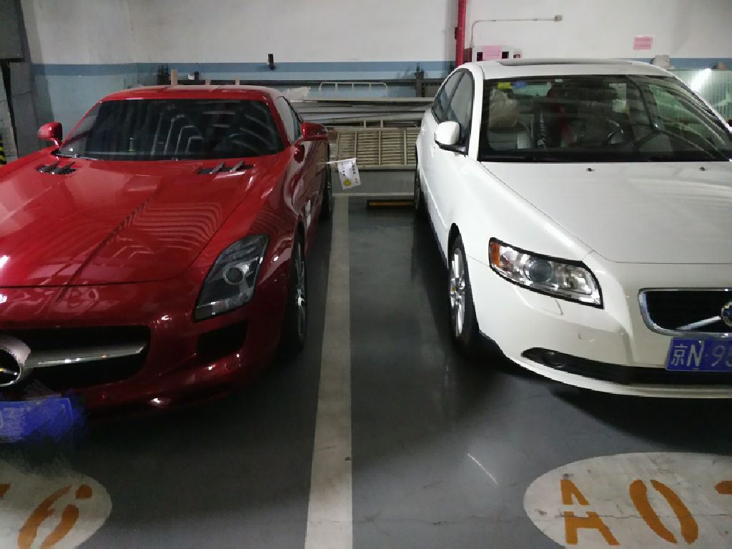 主播麦浪哥哥写“请给我留开门距离谢谢” 奥迪牛逼都停到线外了